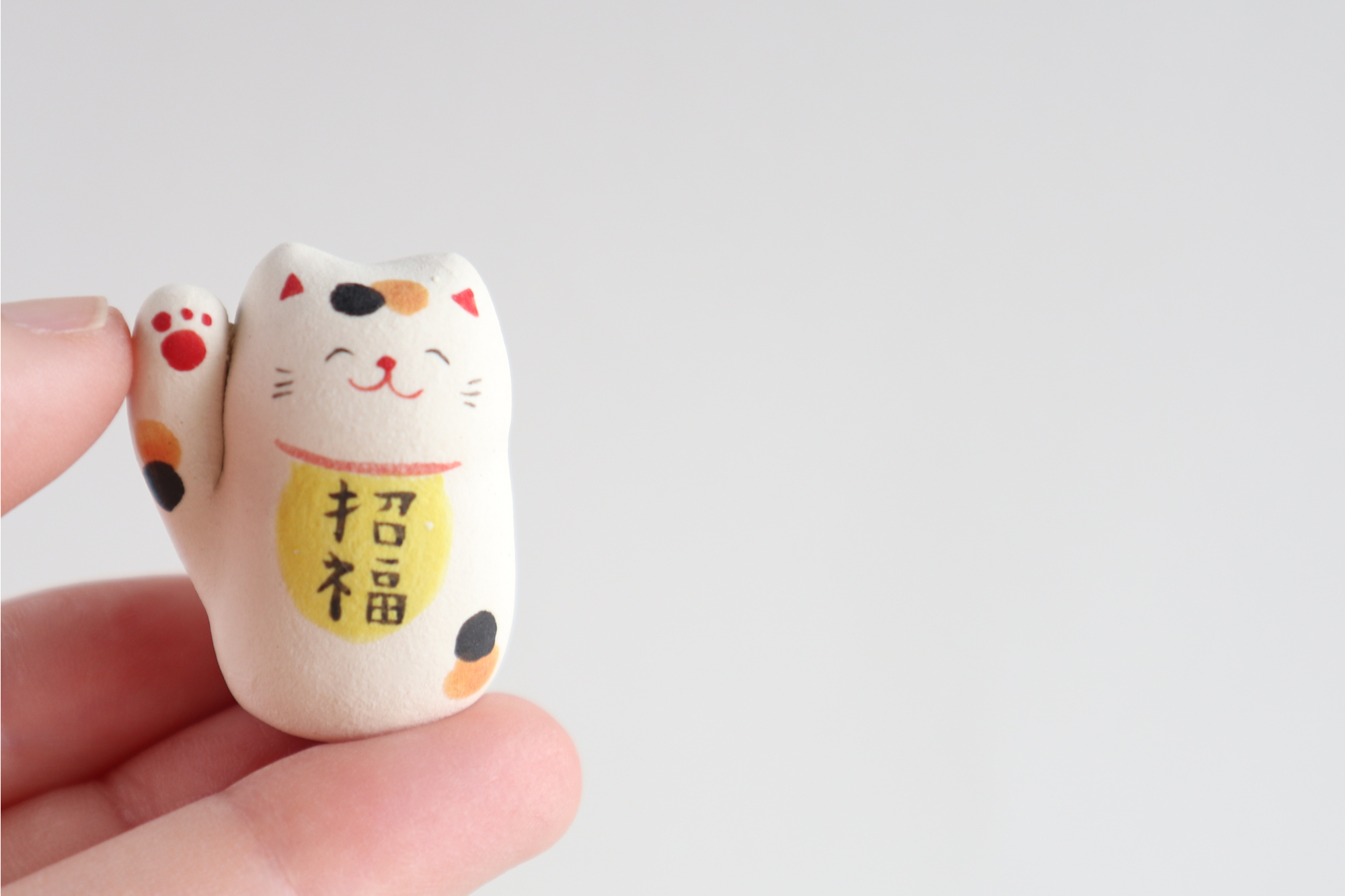 陶器の小さな招き猫たち